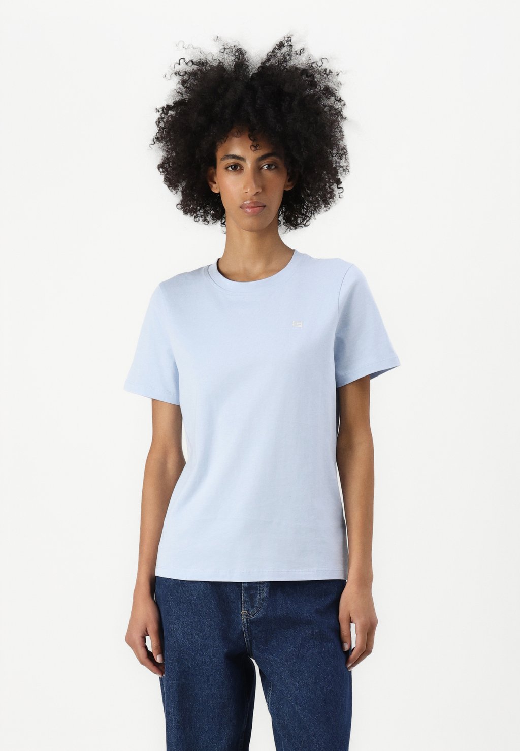 

Базовая футболка CONTRAST FLAG TEE Tommy Hilfiger, светло-голубой