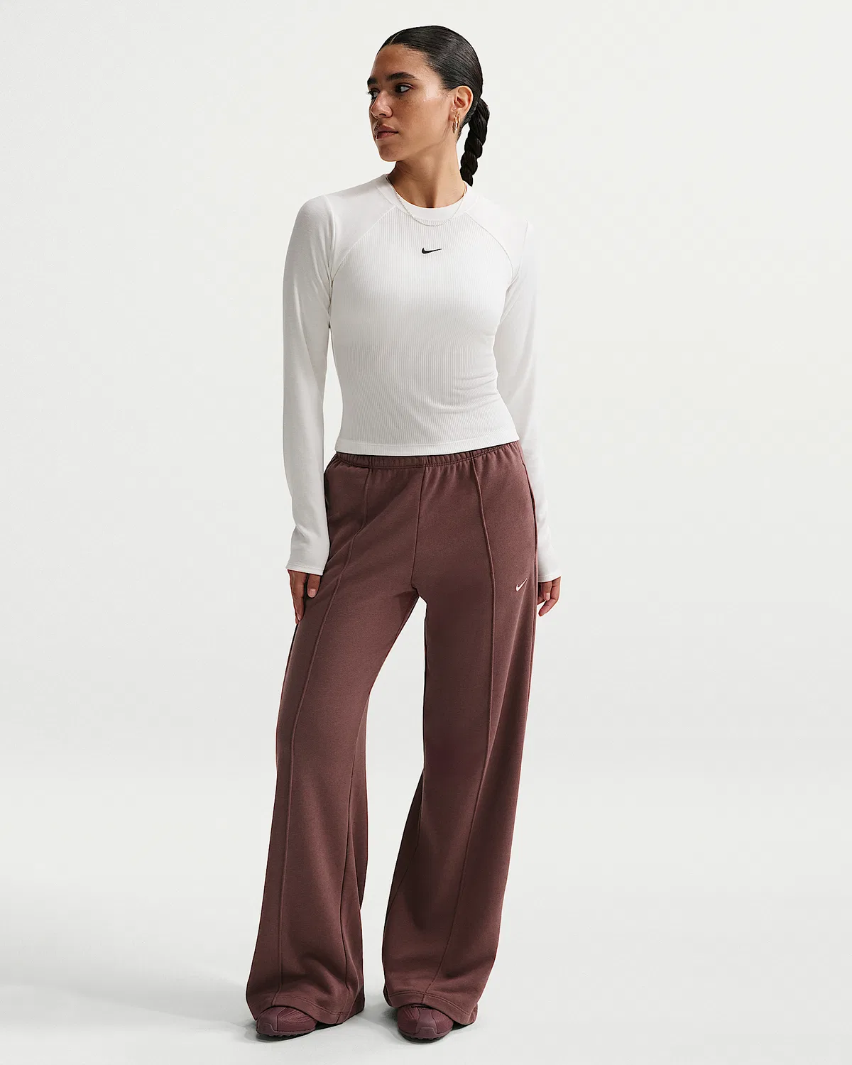 Женская облегающая длинная футболка с ребристой вязкой Nike Sportswear Chill Knit, Sail/Black — фото 4