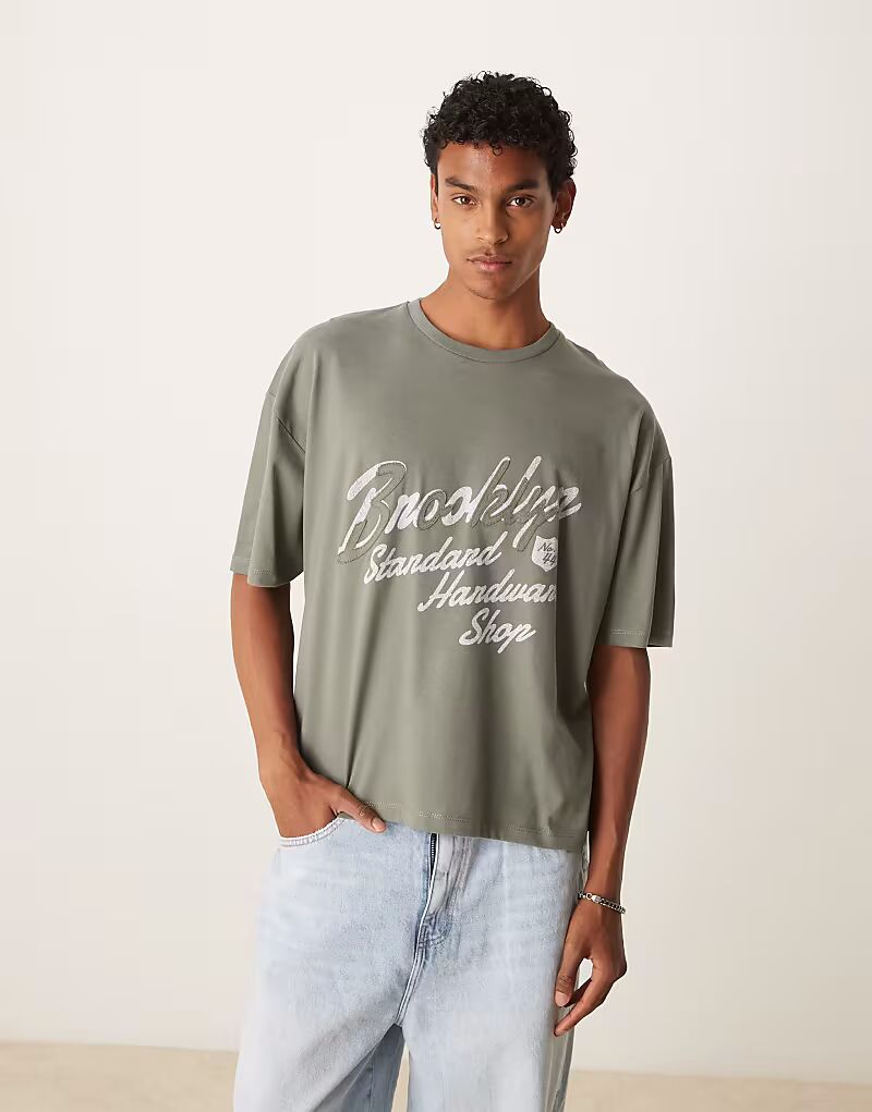 

Футболка свободного кроя цвета хаки с аппликацией в виде города Asos Design