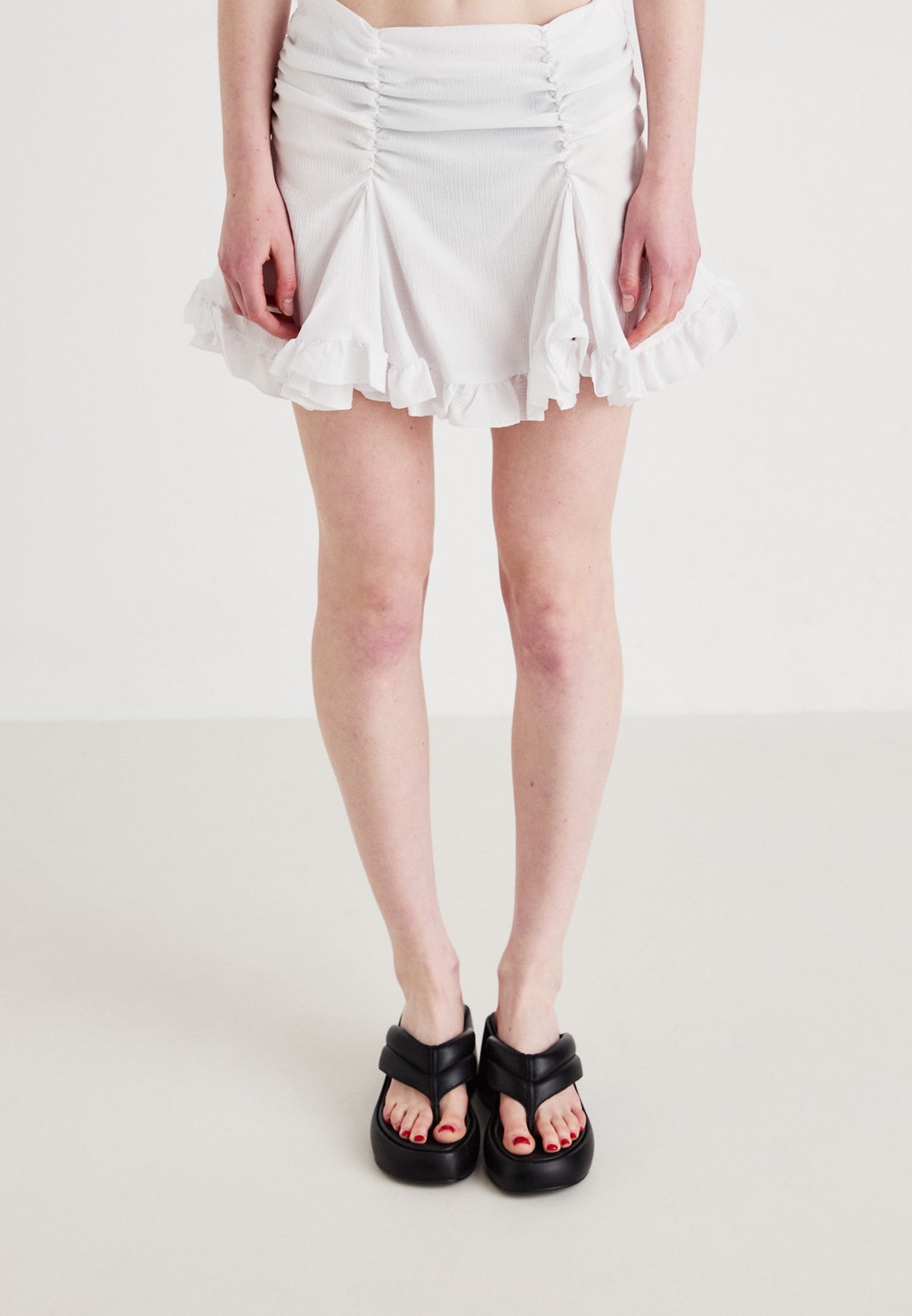 

Мини-юбка GATHERED SKIRT Weekday, белый