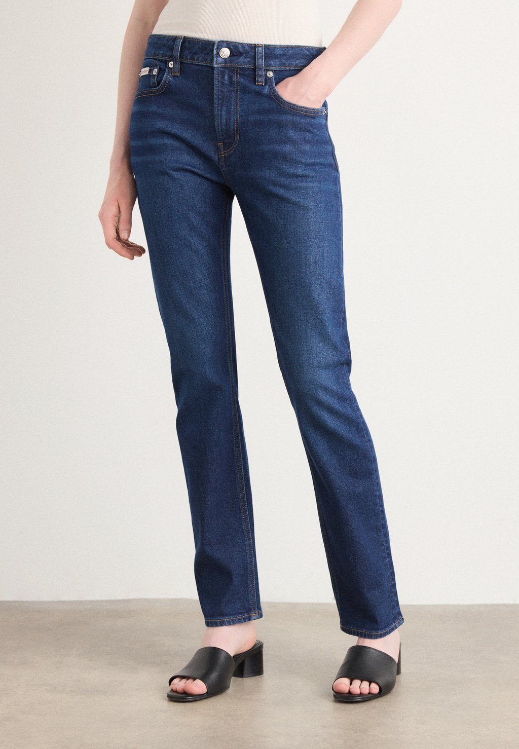 

Джинсы прямого кроя MID RISE Calvin Klein Jeans, светло-голубой