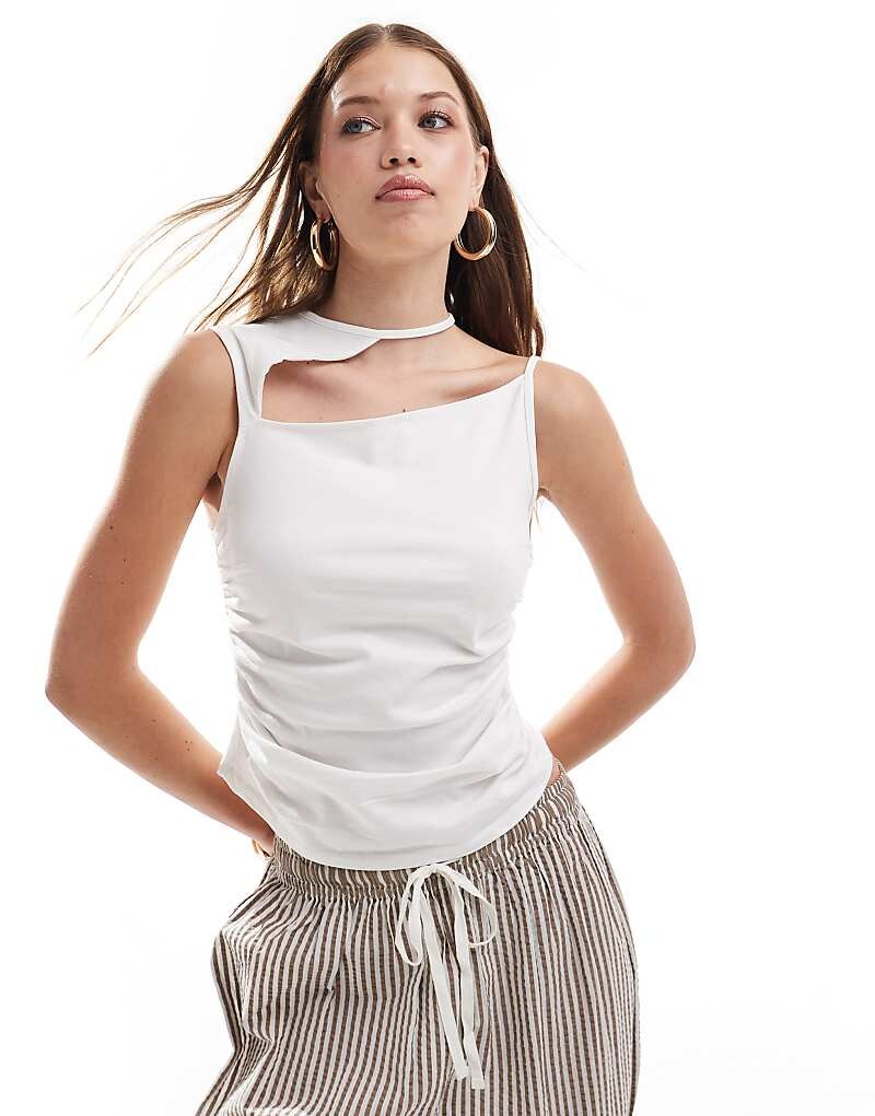 

ASOS DESIGN - Белый топ со сборками по бокам и вырезом