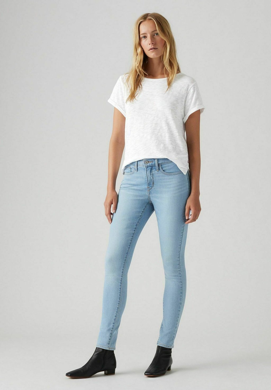 Джинсы скинни SHAPING PATTER Levi's, цвет Soft Clean White-0557 — фото 2