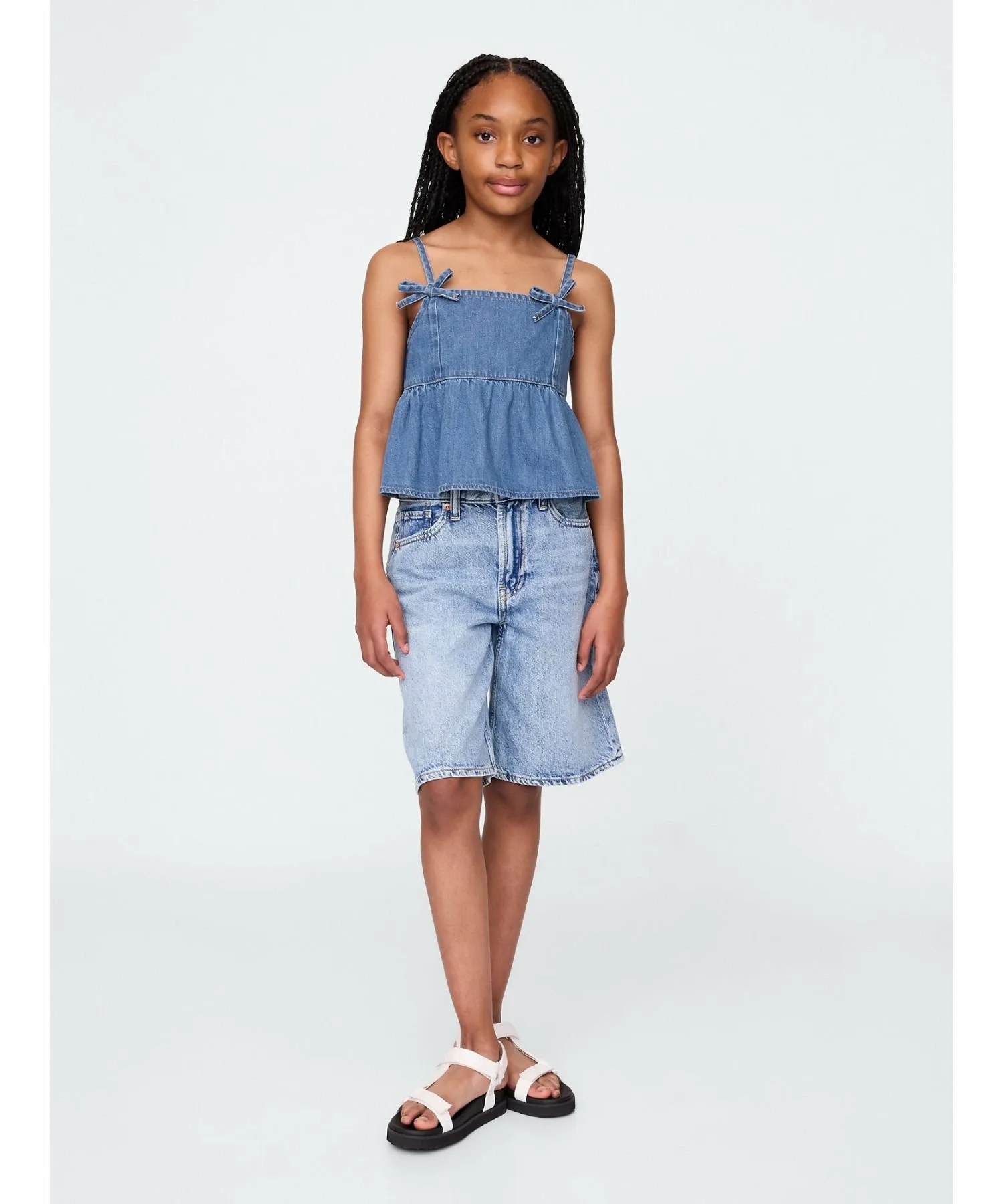 (K) Джинсовый топ с баской на бретельках (детский) GAP, MEDIUM_WASH — фото 3