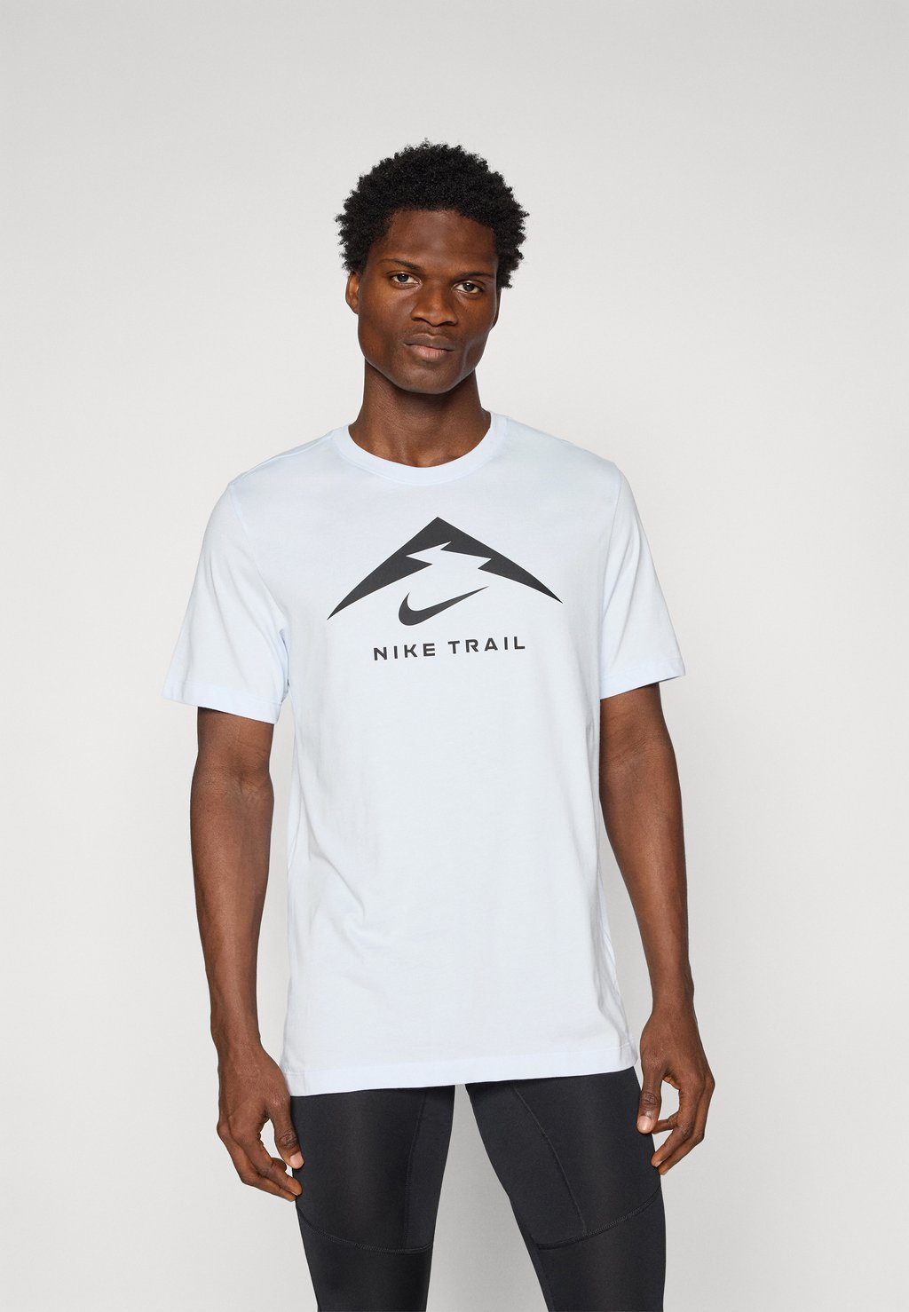 

Спортивная футболка TEE TRAIL LOGO Nike Performance, светло-серый