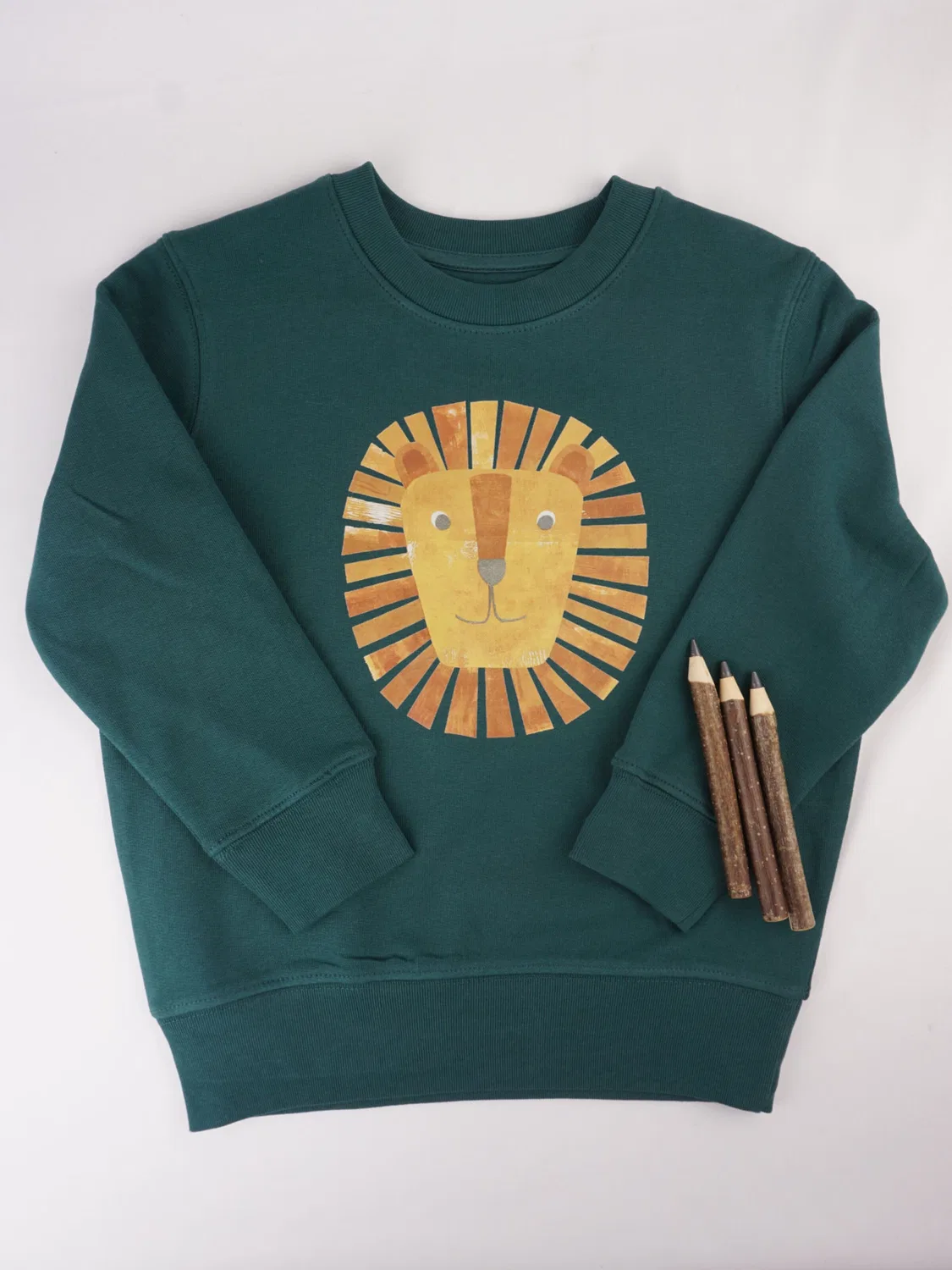 Свитер 'Meladi Kinder Свитер aus Biobaumwolle - Löwe auf Forrest Green' Meladi, Dark Green — фото 2