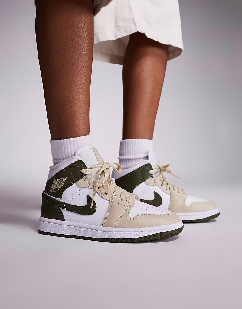 Кроссовки Jordan Air 1 Mid белого и хаки цвета