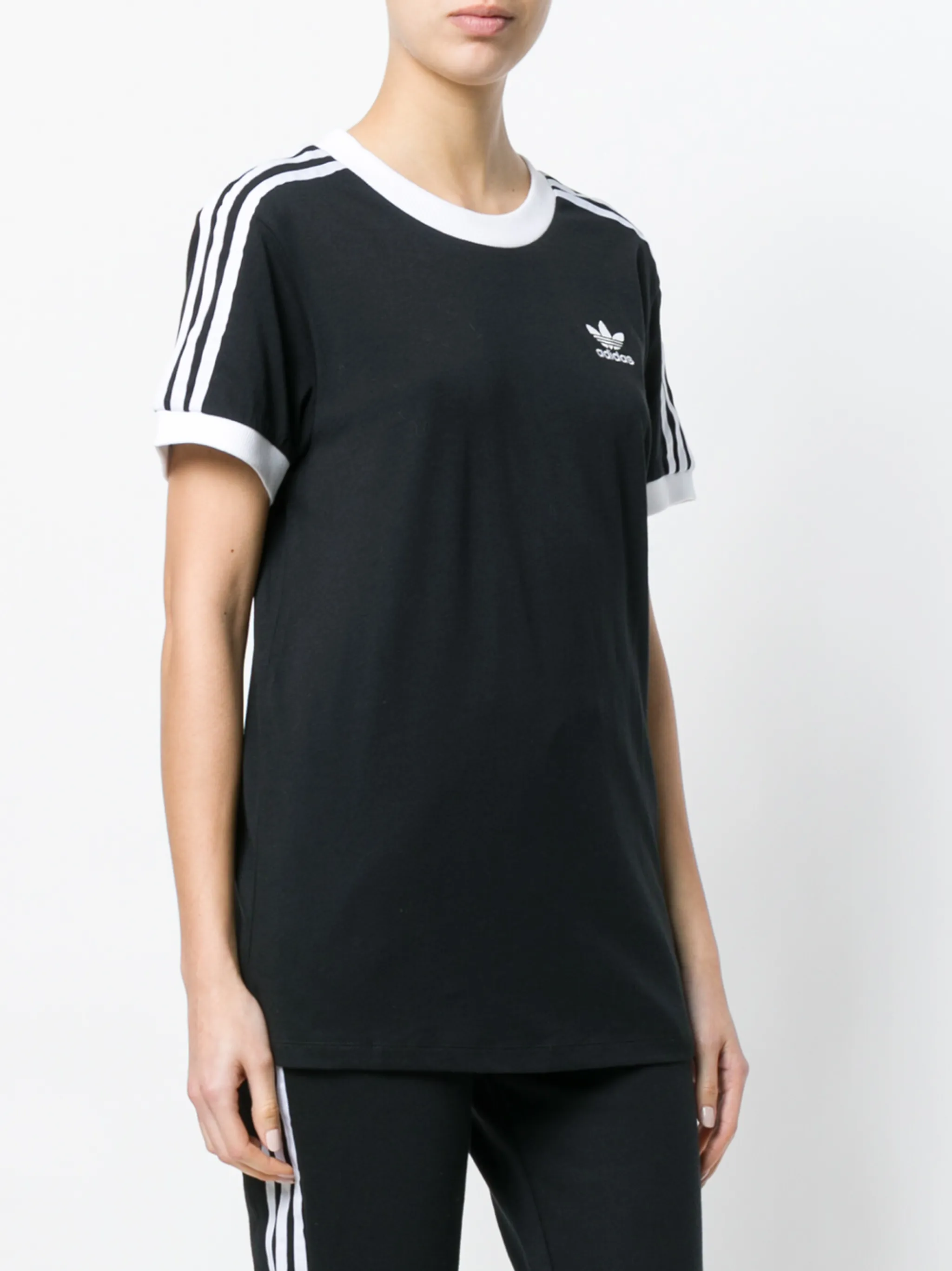Классическая футболка с фирменной полоской Adidas, черный — фото 3