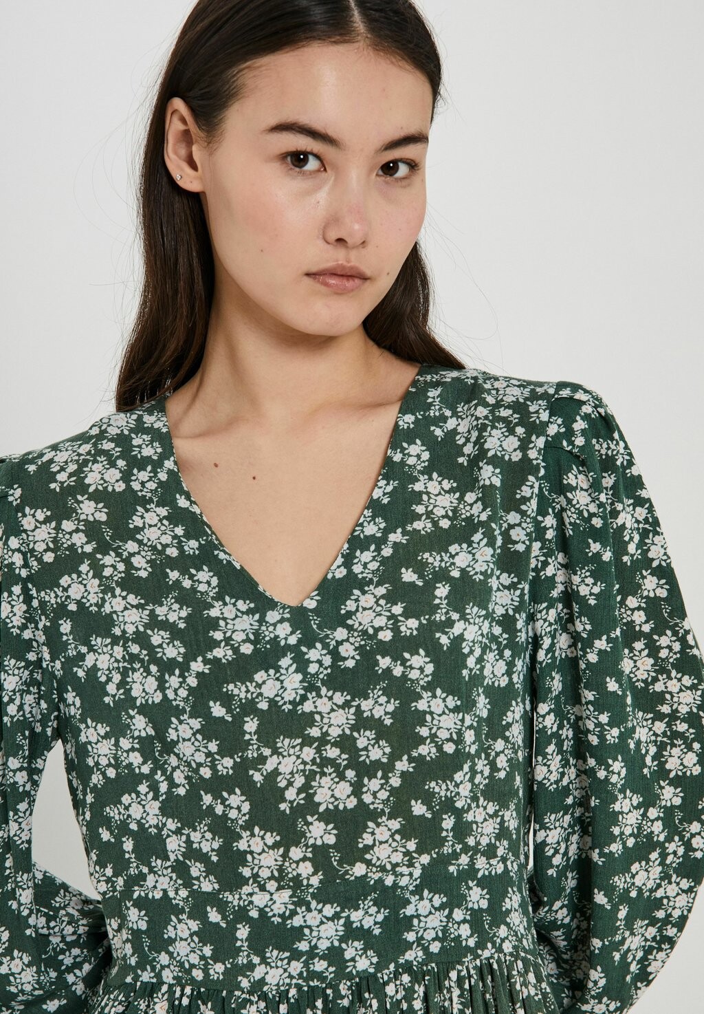 

Дневное платье SABBY V-NECK NORR, зеленый