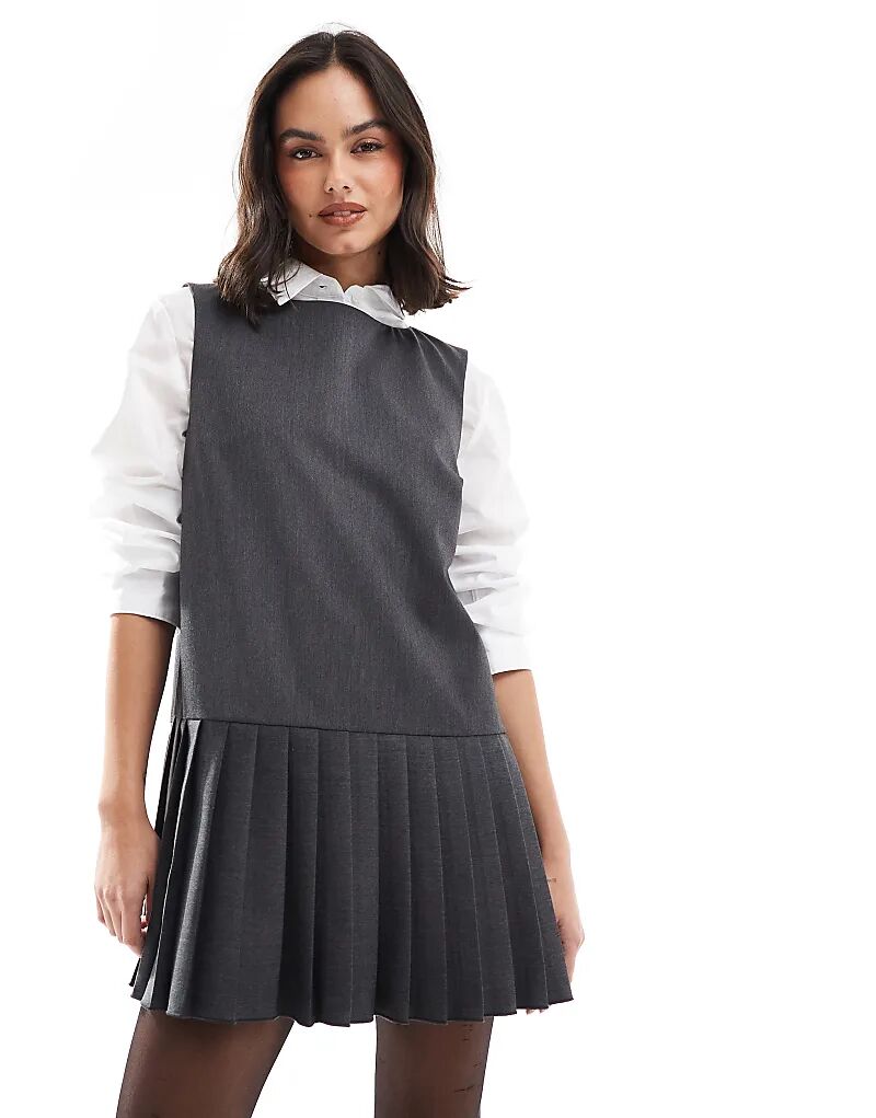 

Серое мини-платье с плиссировкой и косым вырезом ASOS DESIGN