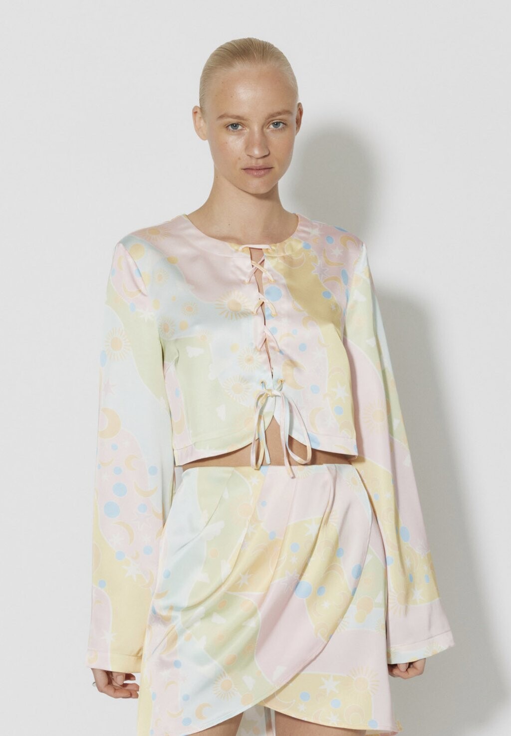 

Блузка CLAUDIA TIE CROPPED SOMETHINGNEW, попурри