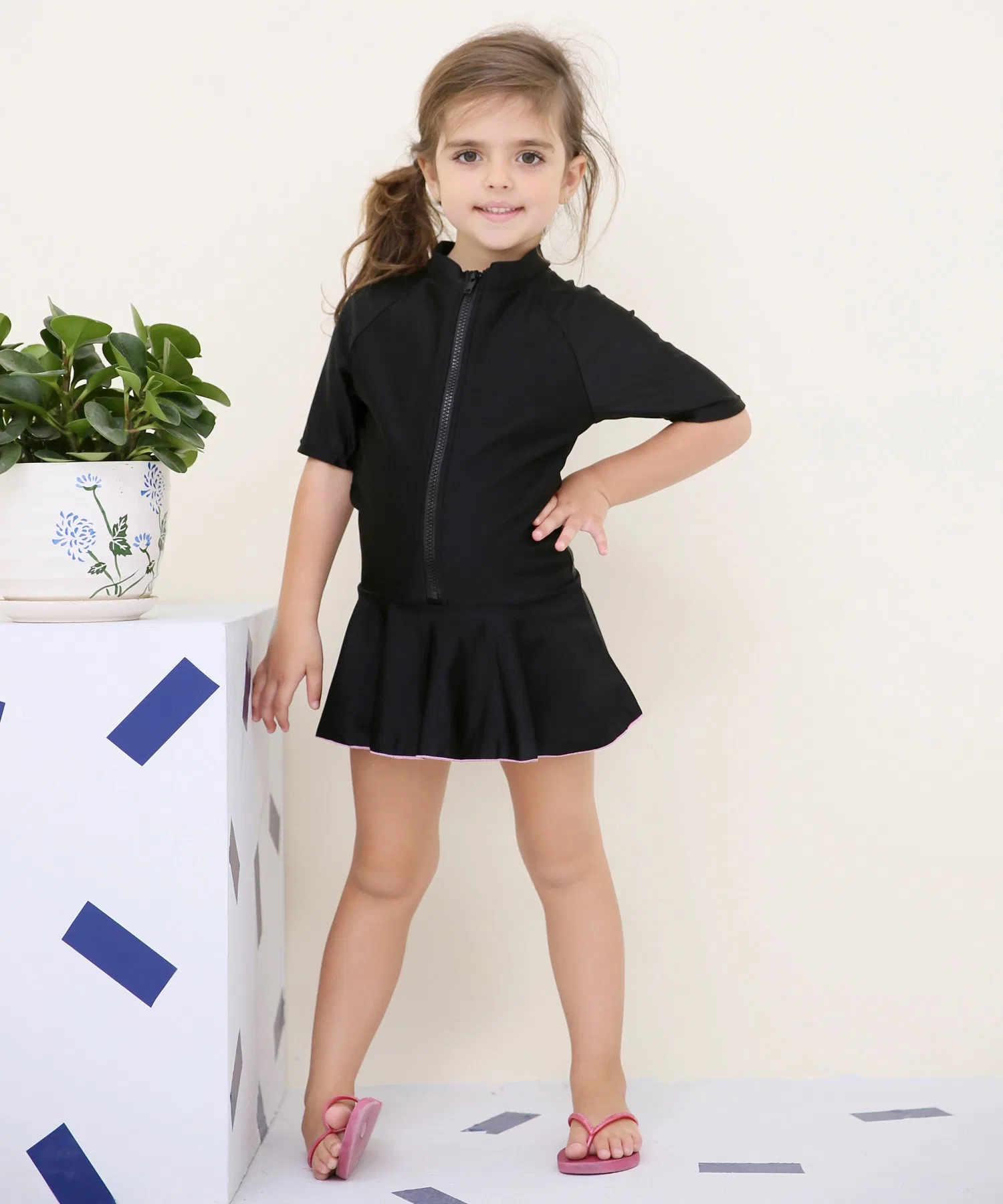 Детский школьный купальник с короткими рукавами и застежкой-молнией спереди.
