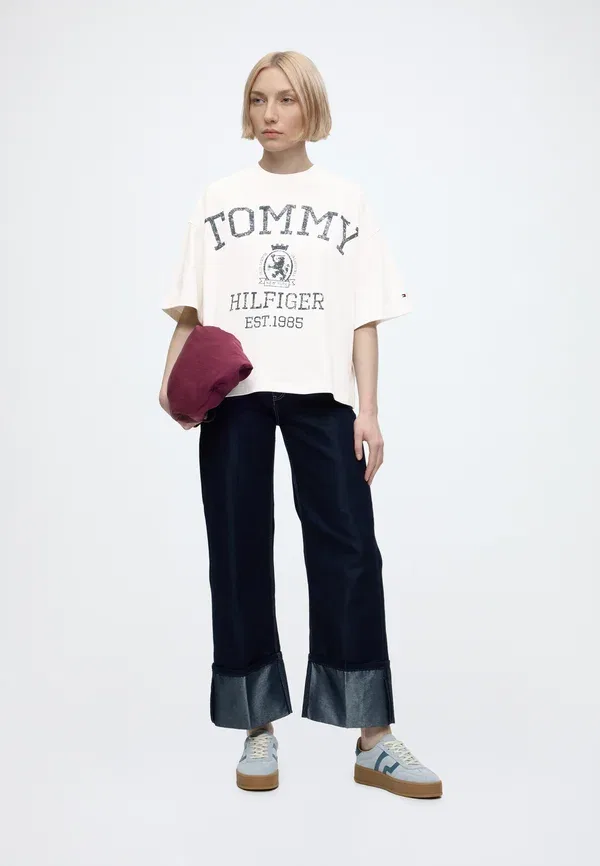 Футболка Tommy Hilfiger с принтом Varsity crest, цвет экрю — фото 2