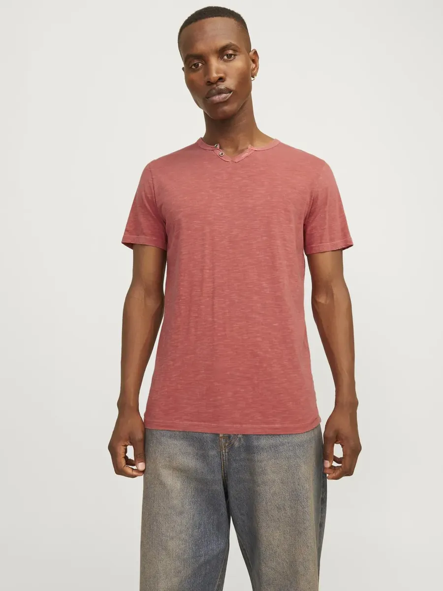 

Футболка Jack & Jones "JJESPLIT NECK TEE SS NOOS", цвет Red Ochre