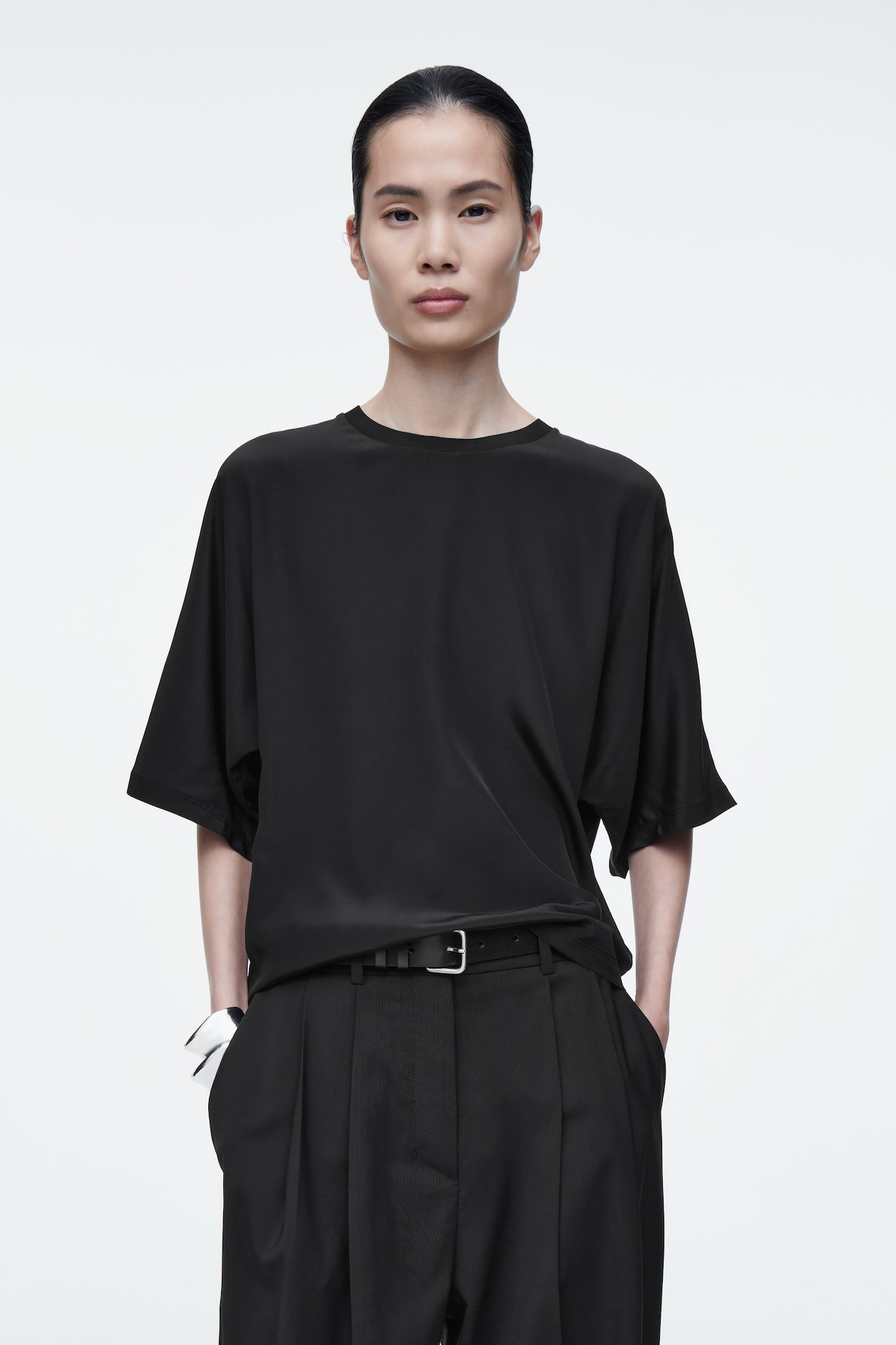 

Шелковая и хлопковая футболка с рукавами dolman COS, черный