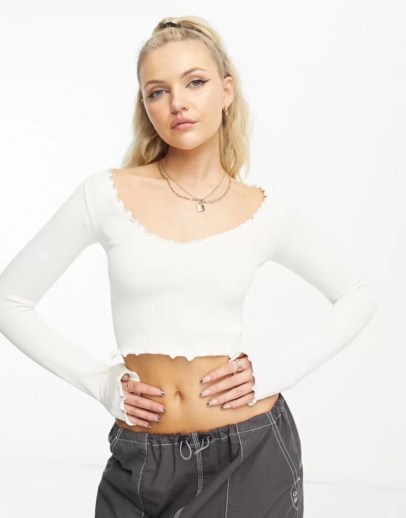 

Бесшовный топ цвета экрю Stradivarius STR с широким вырезом и рюшами по низу