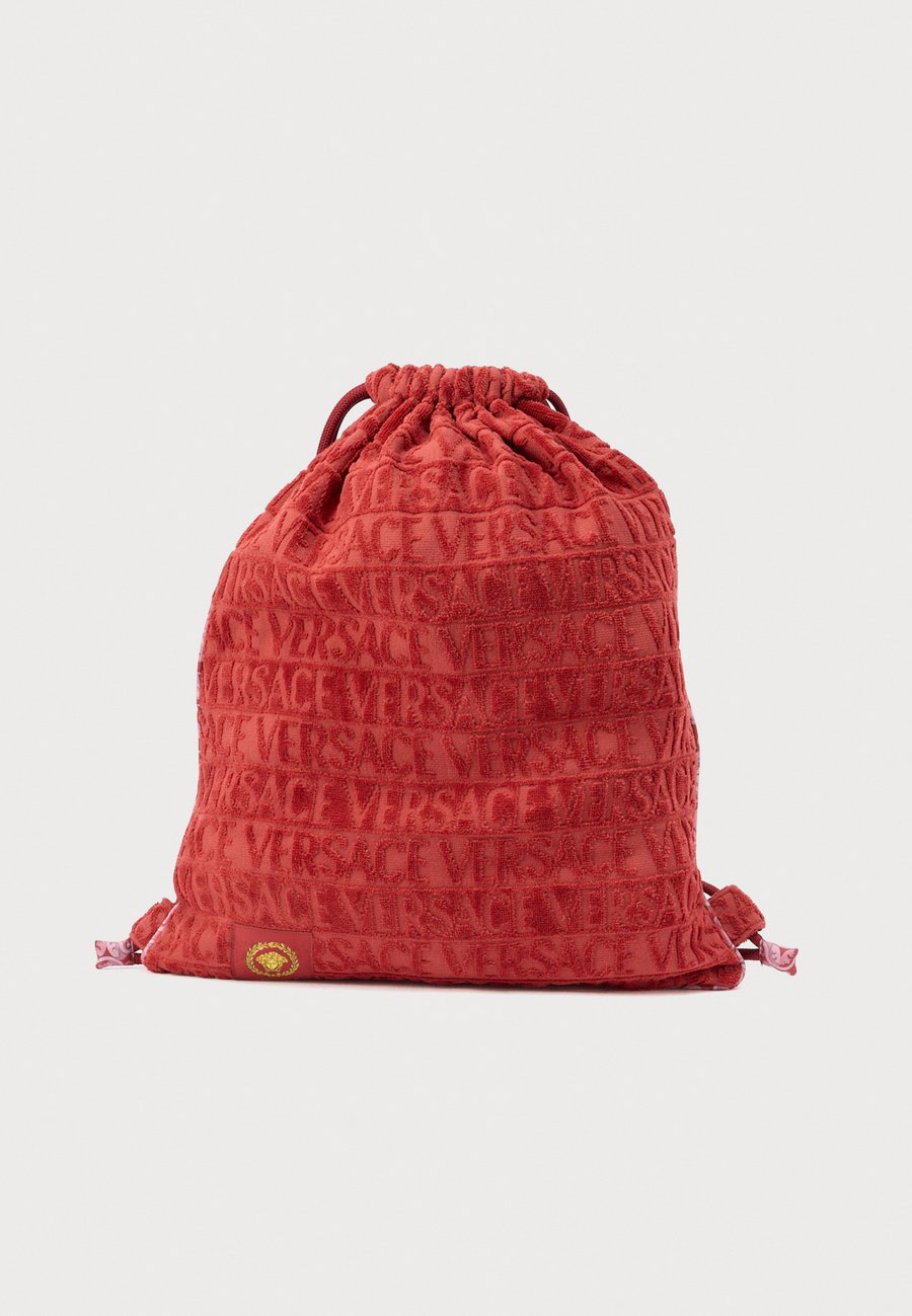 

Спортивная сумка Versace GYM CARRIER HEART BAROQUE, Bordeaux