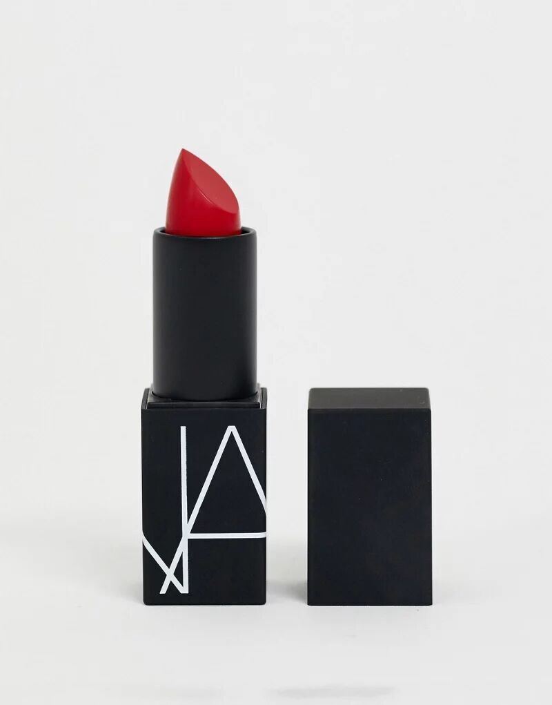 

Матовая губная помада NARS цвета «Неуместный красный»
