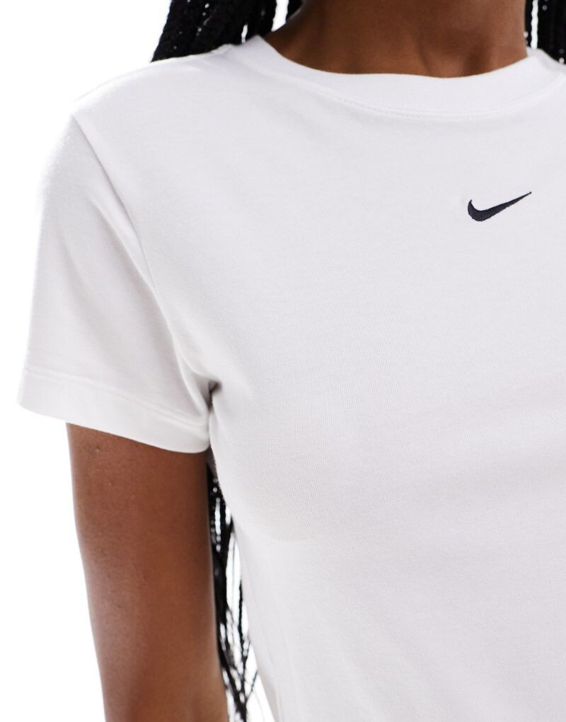 Белая укороченная футболка Nike Chill — фото 4