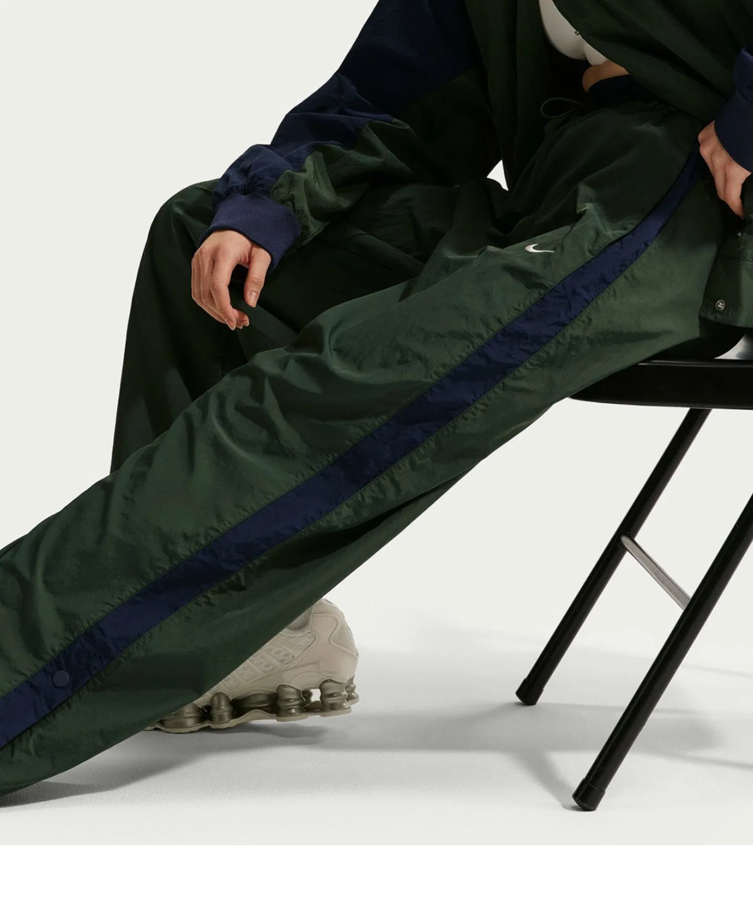 Женские брюки Nike AS W NSW PARACHUTE HR PANT — фото 4