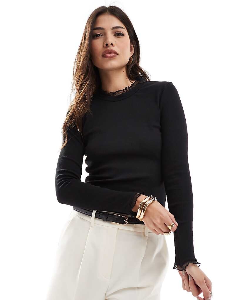 

Only – черный топ с длинными рукавами в рубчик и кружевной отделкой