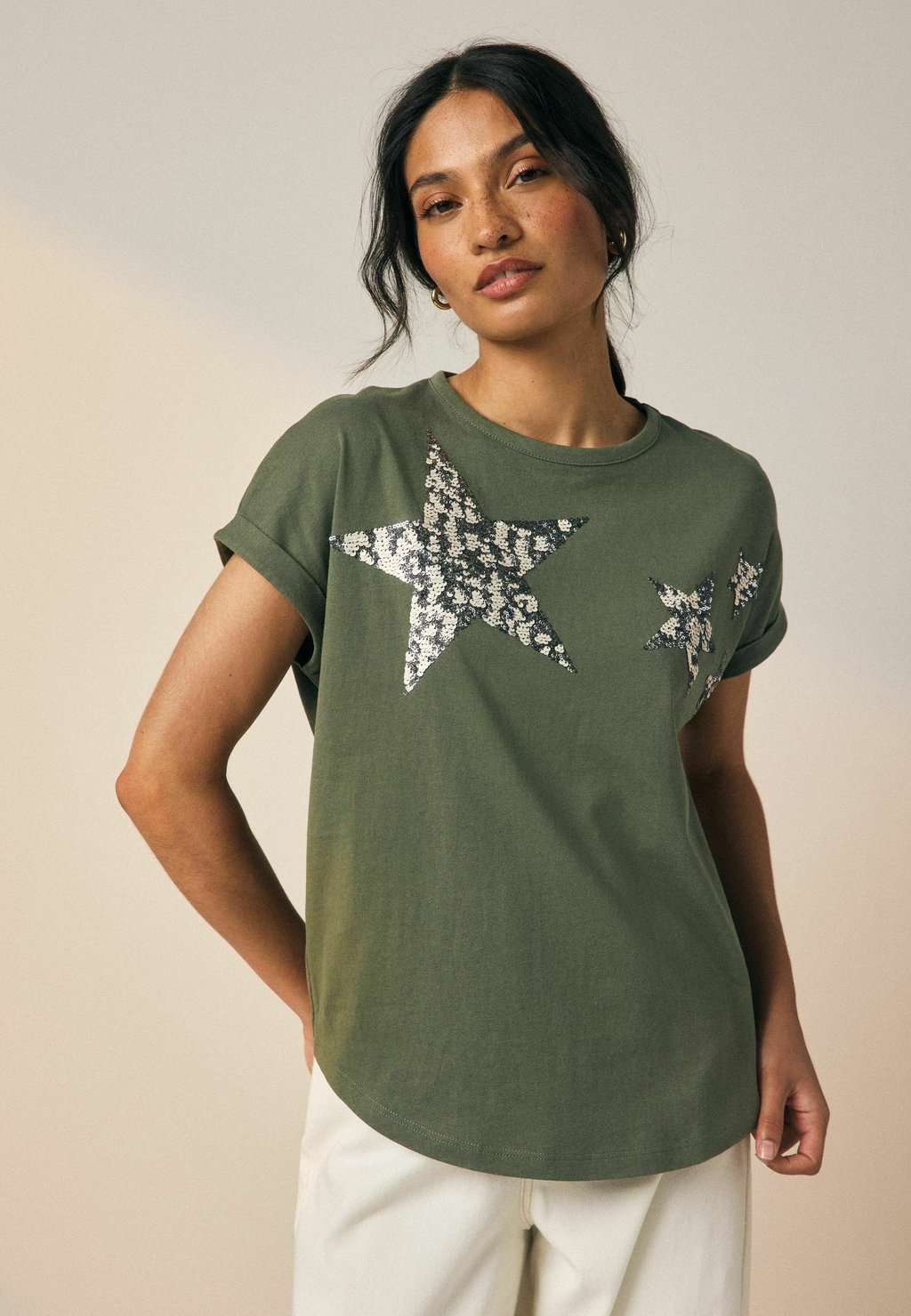 

Футболка с принтом REGULAR FIT - SPARKLE SEQUIN STAR Next, хаки