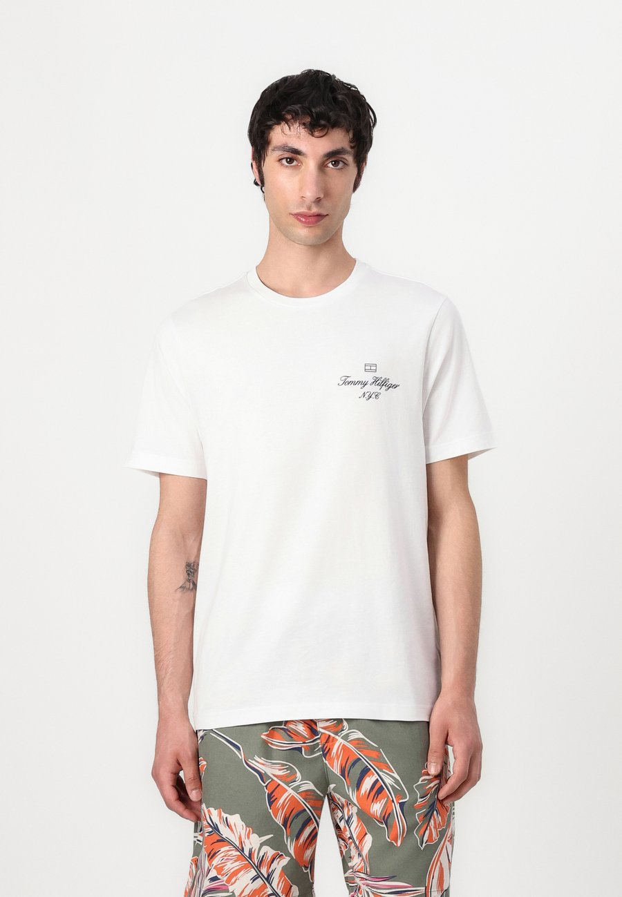 

Футболка Tommy Hilfiger OUTLINE FLAG SCRIPT TEE UNISEX, White, Белый, Футболка Tommy Hilfiger OUTLINE FLAG SCRIPT TEE UNISEX, White