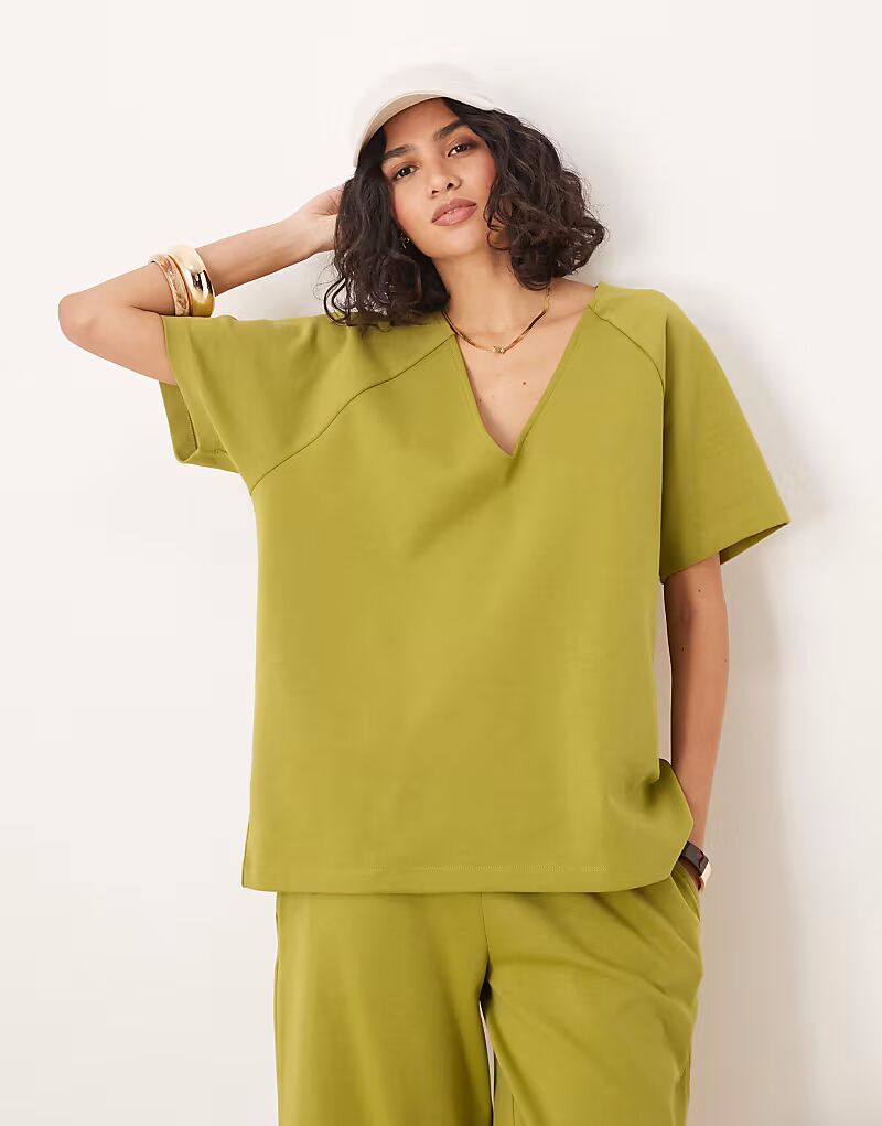 

Футболка ASOS DESIGN из флиса с V-образным вырезом цвета хаки
