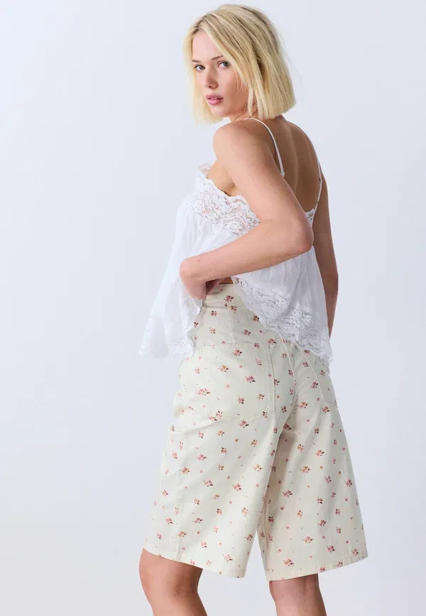 Шорты чинос Regular fit Next, ecru pink floral, цветочный принт розовый — фото 3