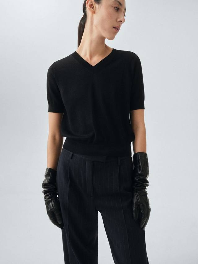 

Короткий свитер с v-образным вырезом Kelly Wool Mango