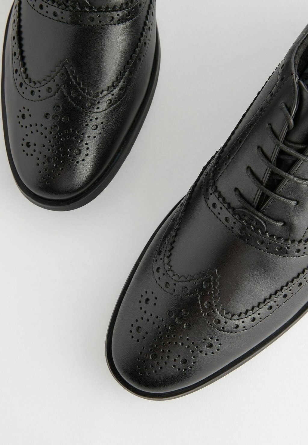 

Деловые туфли на шнуровке OXFORD BROGUE Next, черный