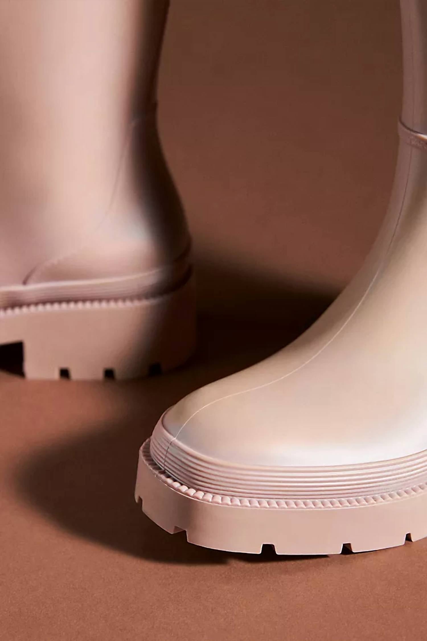 Женские дождевые сапоги Rain Pour в матовом бежевом Jeffrey Campbell — фото 3