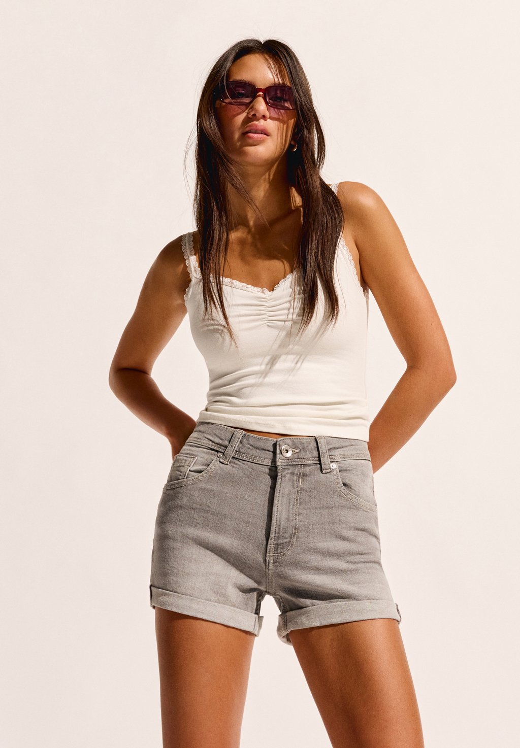

Джинсовые шорты ROLL-UP Bershka, серый