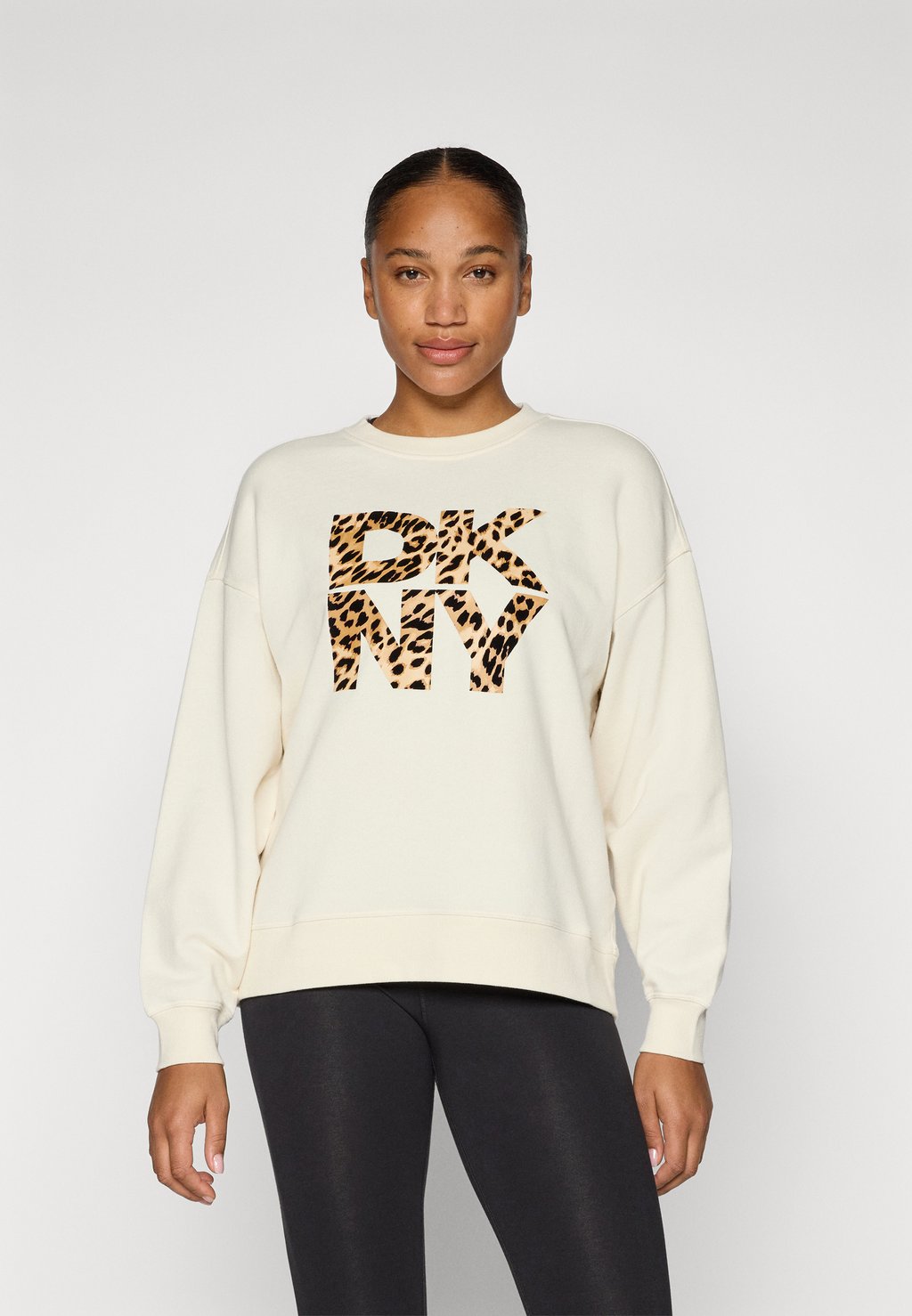 

Толстовка NEW YORK STACKED ANIMAL PRINT LOGO CREW NECK PULLOVER DKNY, кремовый