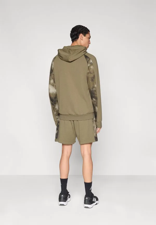 Спортивные шорты с камуфляжным принтом Adidas Sportswear, Olive Strata/Multicolor — фото 3