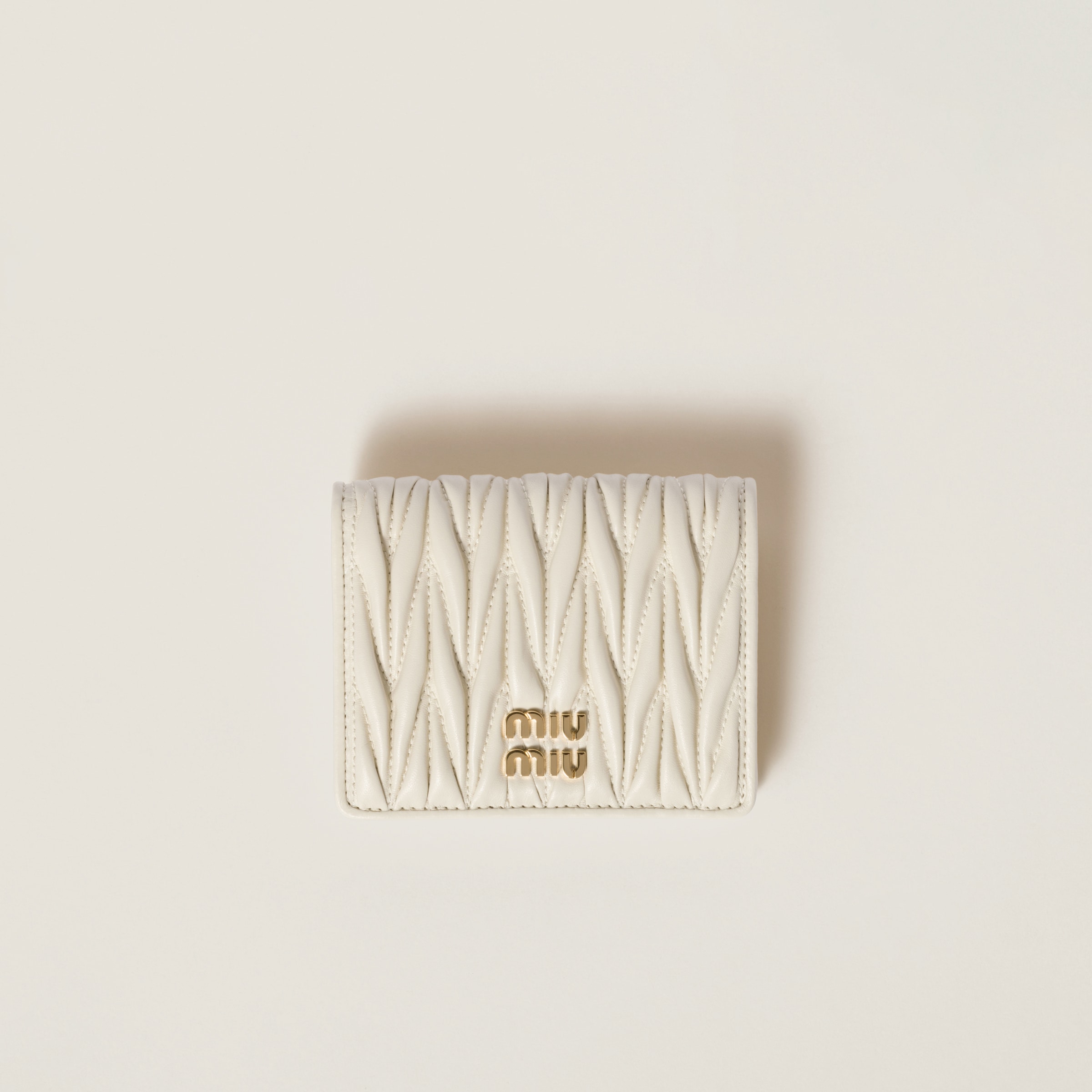 

Маленький кошелек из мателассé из наппа-кожи MIU MIU, белый