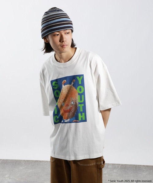 

Куртка с художественным принтом SONIC YOUTH. Футболка BAYFLOW, белая