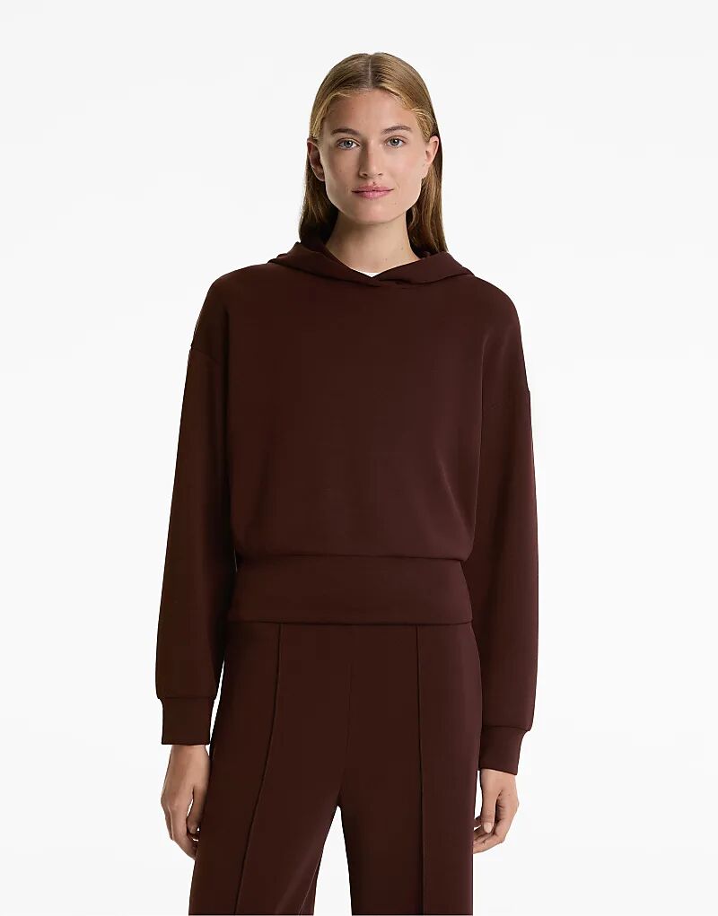 

Укороченная толстовка OYSHO Crop с капюшоном, приталенной талией и мягким на ощупь модалом коричневого цвета