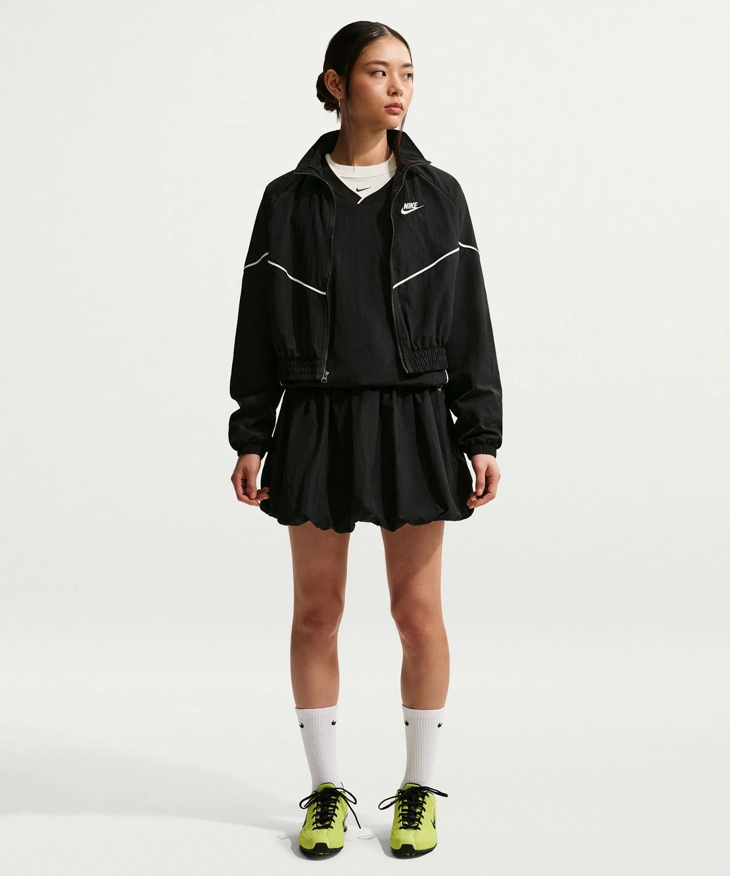 Женская мини-юбка Nike Bubble из нейлона чёрная — фото 2