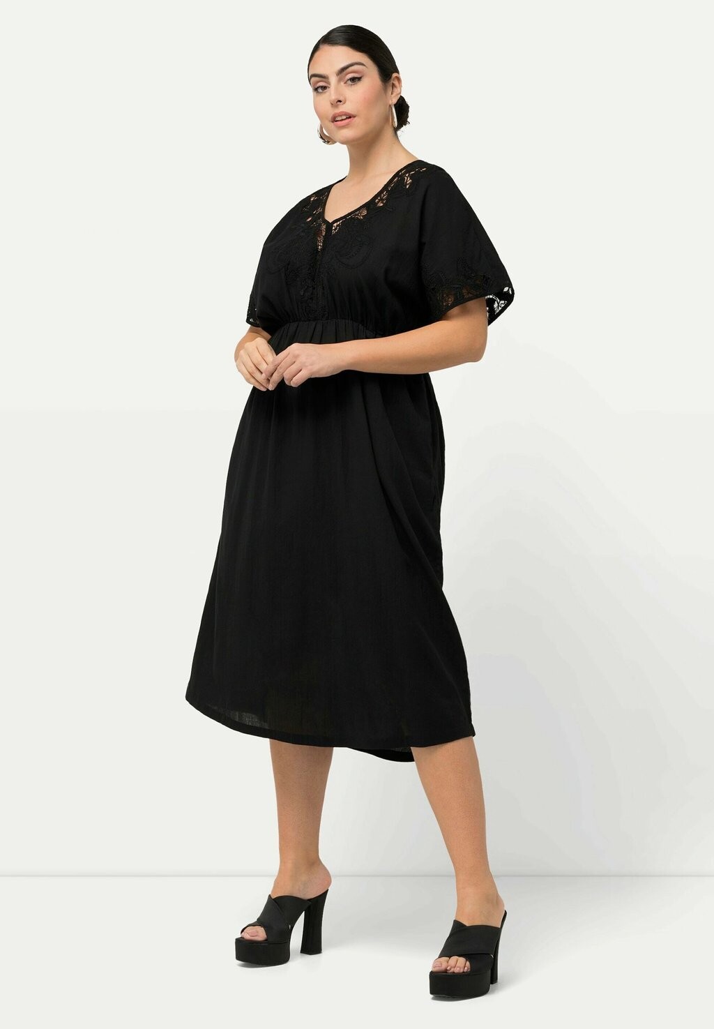 

Повседневное платье LACE TRIMMED SHORT SLEEVE MIDI Ulla Popken, черный