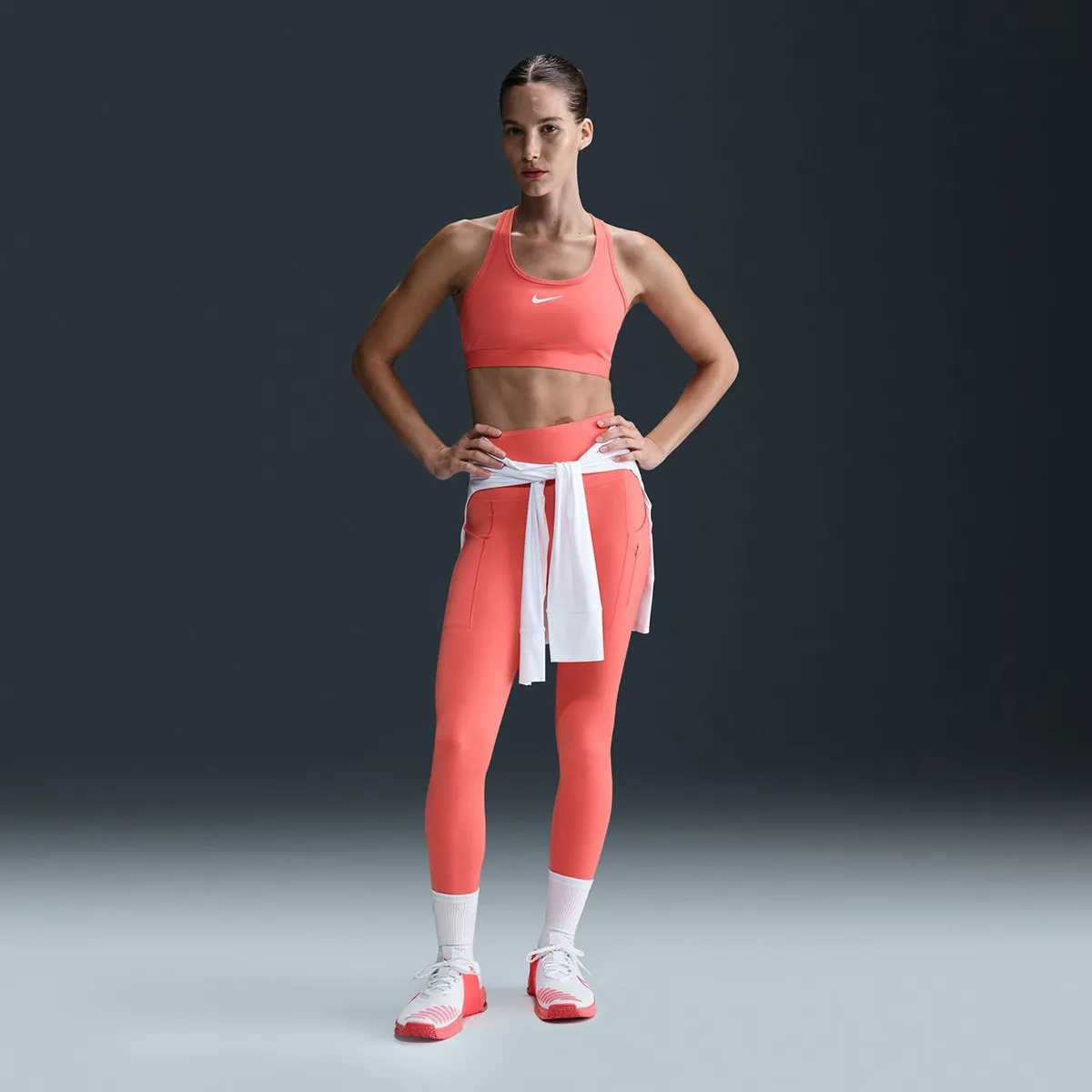 

Женский топ Nike Swoosh со средней поддержкой, коралловый