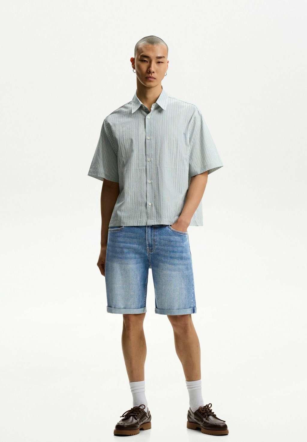 

Джинсовые шорты WITH TURN-UP HEMS - BERMUDA Bershka, цвет Light Blue Denim