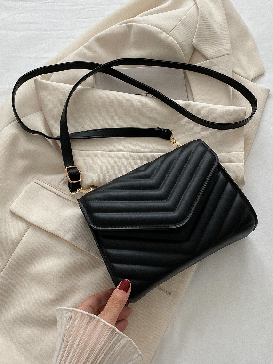 

Сумка квадратная Mini Chevron со стеганым клапаном, черный