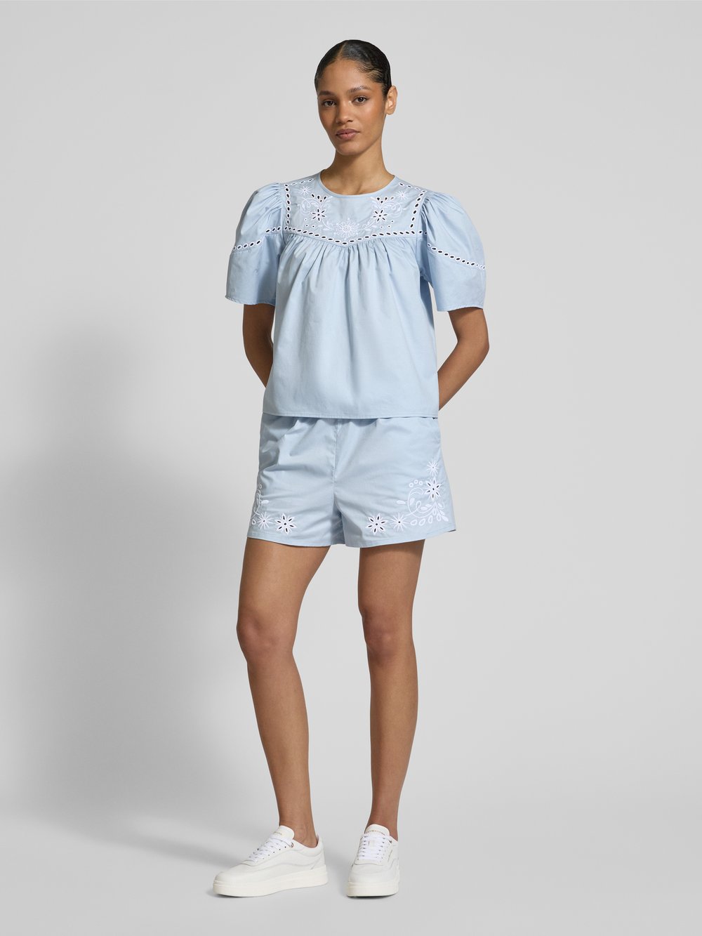 

Блузка прямого кроя с ажурной вышивкой Scotch & Soda, светло-голубой