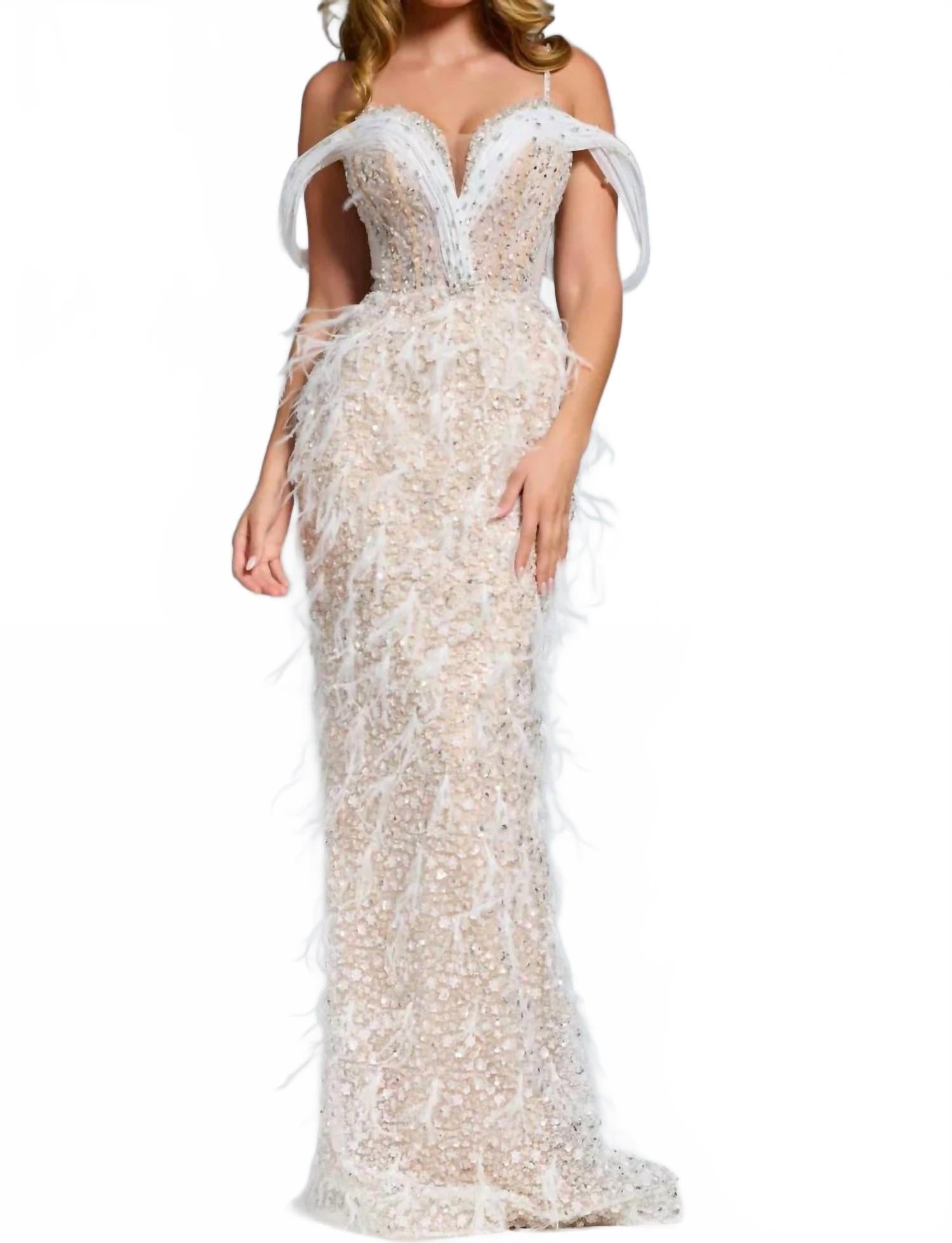 

Белое платье с перьями и сверкающими украшениями Feathered Plunge JOVANI