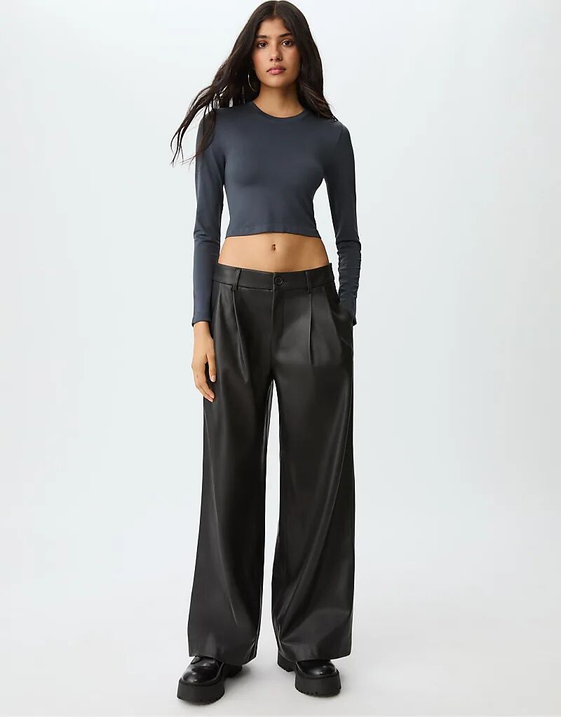 

Укороченная футболка Stradivarius Basic темно-серого цвета