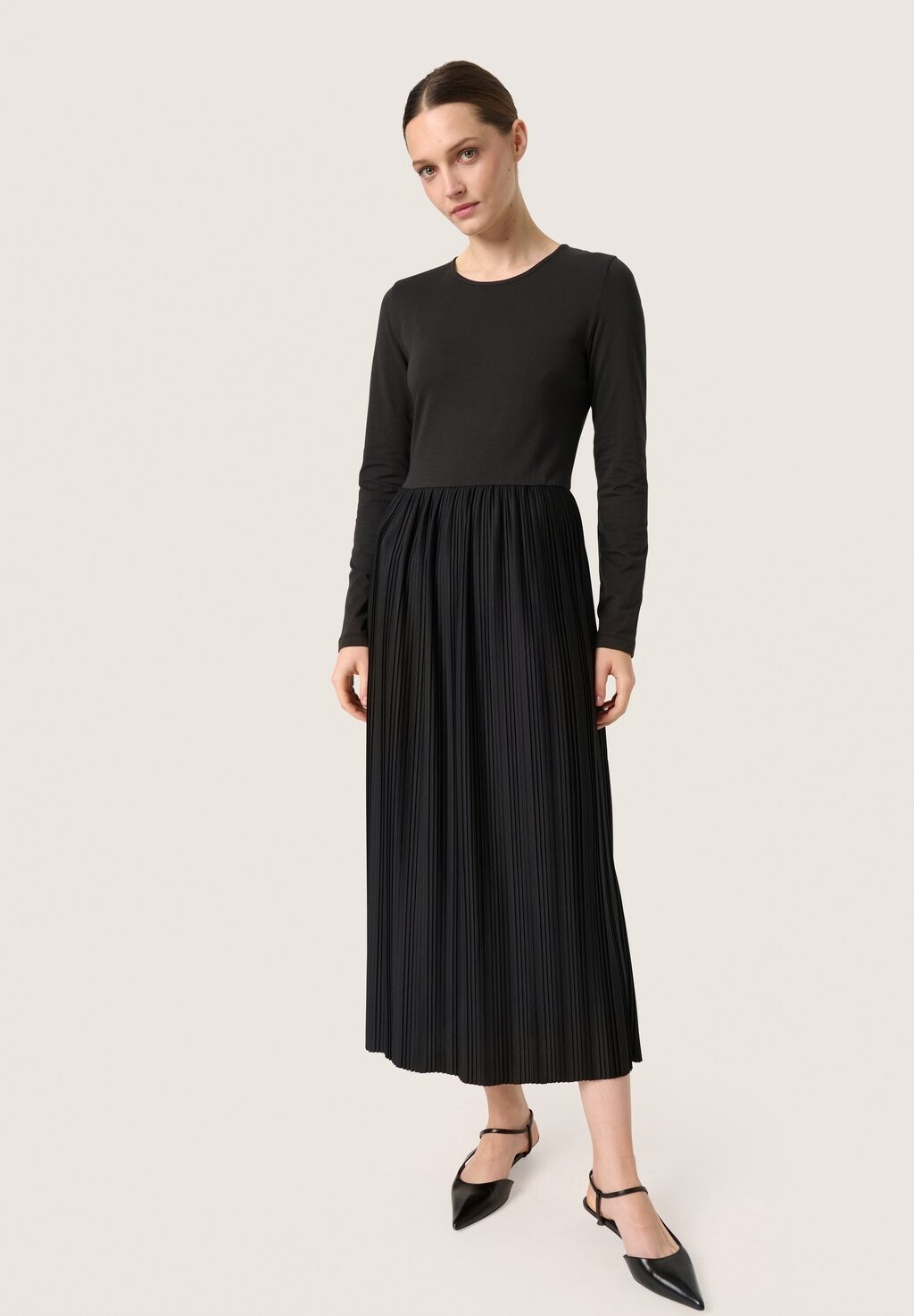 

Дневное платье SIMONE PLISSÉ ROUND NECK Soaked in Luxury, черный
