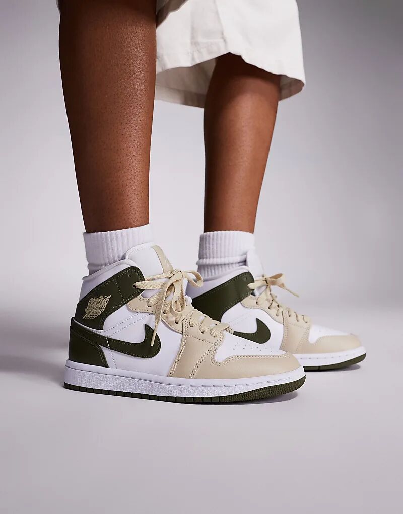 Кроссовки Nike Air Jordan 1 Mid белого и хаки цвета