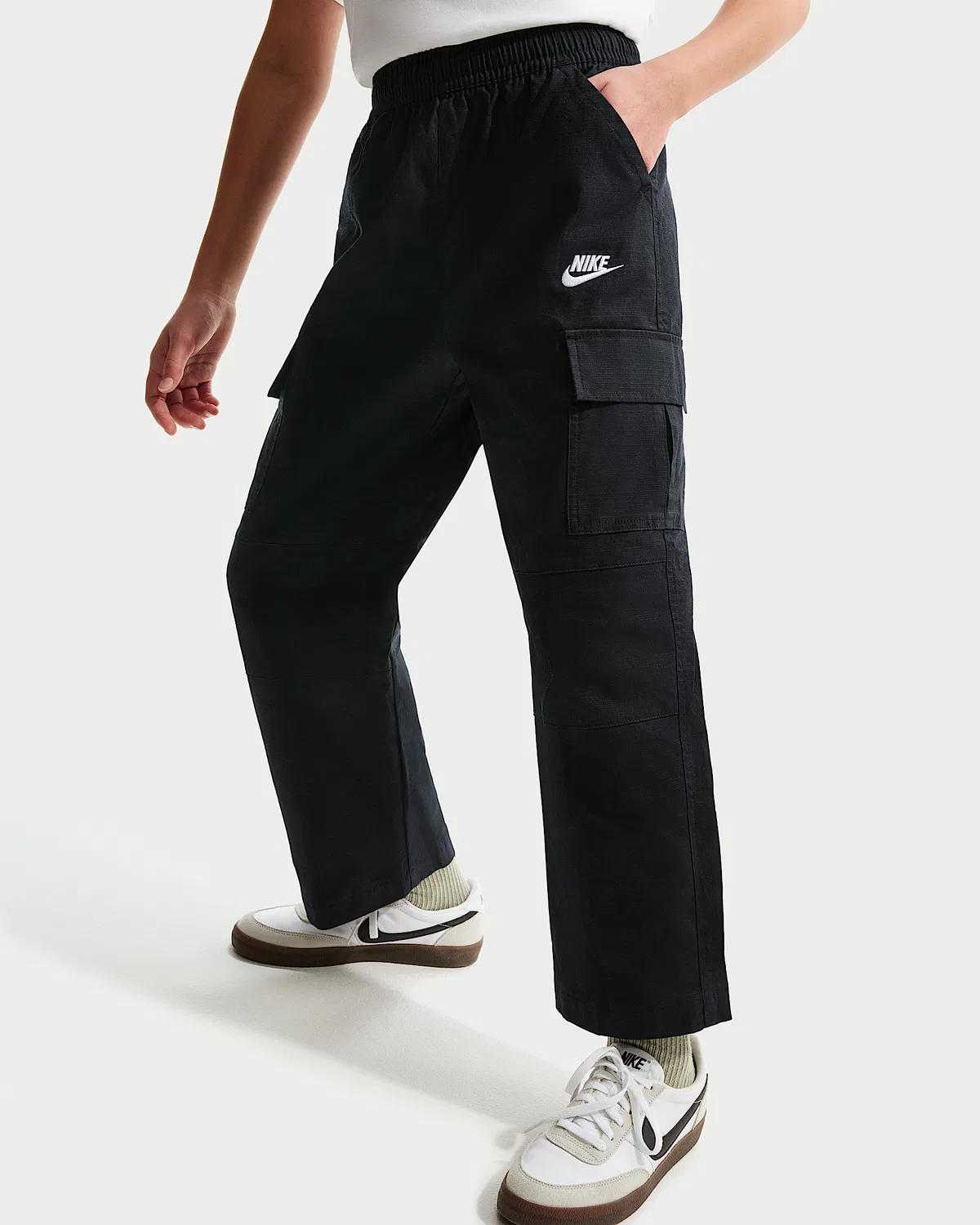 Детские широкие карго-брюки Nike Sportswear Club, Black/White — фото 3