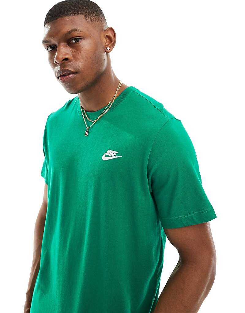 

Зеленая футболка Nike Club